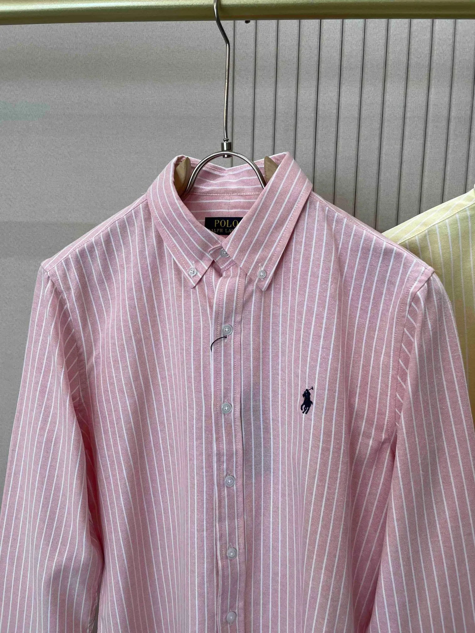 P220 🌸🌸🌸 POLO Ralph Lauren [High Quality] Classic shirt! The classic casual shirt made of pure cotton Oxford cloth has a unique design. It has a simple, clean and classic silhouette design. It is a versatile style that can be switched at will. The fabric feels soft and delicate, highly breathable, and is close to the skin and comfortable to wear. It can be worn alone as an inner layer. Its versatile performance is beyond your imagination! The upper body of the ready-to-wear is simple and classic yet elegant! Size:M-XXL